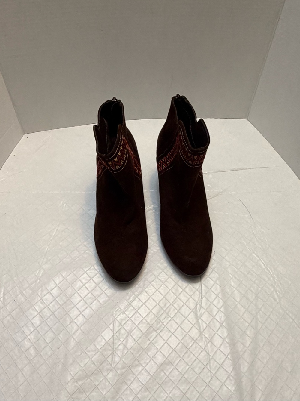 Qupid Brown Suede Ankle Booties Embroidered Cuff Side Zip Size 6.5